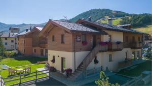 een groot huis met een balkon op een heuvel bij Ivan House in Livigno