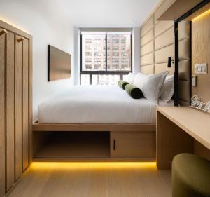 Little Charlie Hotel房間的床