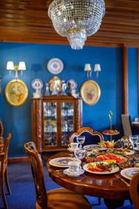 a dining room with a table with plates of food at Hotel Bosnali in Adana