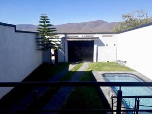 dom z garażem i basenem w obiekcie Casa Hogareña las estacas 