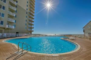 una gran piscina frente a un edificio en Tidewater Beach Resort by Panhandle Getaways, en Panama City Beach