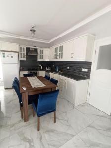 Kuchyň nebo kuchyňský kout v ubytování Grandvadi Villa kapalı ısıtmalı havuz