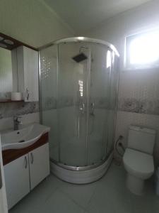 Koupelna v ubytování Grandvadi Villa kapalı ısıtmalı havuz