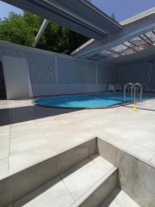 Bazén v ubytování Grandvadi Villa kapalı ısıtmalı havuz nebo v jeho okolí