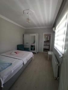Postel nebo postele na pokoji v ubytování Grandvadi Villa kapalı ısıtmalı havuz