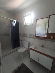 Koupelna v ubytování Grandvadi Villa kapalı ısıtmalı havuz