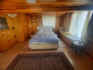 een slaapkamer met een bed in een kamer met houten plafonds bij penthouse,wood wall,barbecue roof garden,authentic in Istanbul