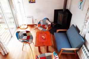 an overhead view of a living room with a couch and chairs at Klimatisiertes Haus am Meer in Chihuahua in Punta del Este