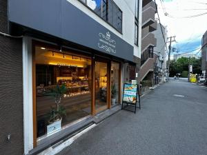 een winkel met een bord in het raam van een gebouw bij NAOMI - Vacation STAY 15281 in Osaka