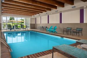 een groot zwembad met blauw water in een hotelkamer bij Home2 Suites by Hilton - Memphis/Southaven in Southaven