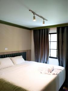 A bed or beds in a room at DUO BOUTIQUE HOTEL