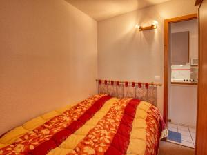 Een bed of bedden in een kamer bij Appartement Morillon 1100, 3 pièces, 6 personnes - FR-1-642-37