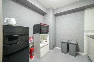 una cucina con frigorifero e 2 bidoni della spazzatura di Residence Hotel KABUTO - Vacation STAY 46143v a Sapporo
