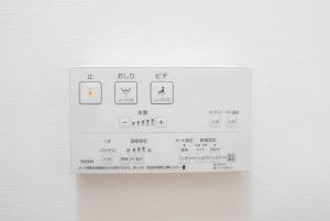 Un interruptor blanco en una pared con escritura. en Katsushika-ku - House - Vacation STAY 15298, en Tokio