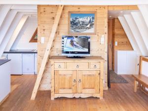 O bucătărie sau chicinetă la Chalet intimiste à Huez avec terrasse et WiFi - FR-1-645-14