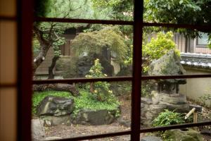 Mitoyo的住宿－Setouchi base - Vacation STAY 47136v，从房子的窗户可欣赏到花园景色