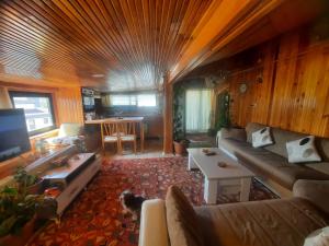sala de estar con sofá y mesa en penthouse,wood wall,barbecue roof garden,authentic, en Estambul