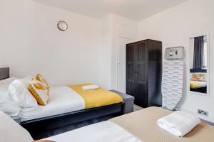 two beds in a room with two beds at Deluxe 1 Bed Apartment - Battersea, Nine Elms & Vauxhall in London