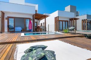 une maison avec un lit sur une terrasse en bois dans l'établissement Bahia Soul - Lake House - Barra Grande - Península de Maraú, à Barra Grande