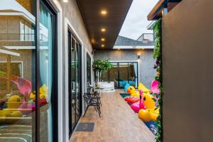 un patio con patos de goma en el lateral de una casa en White Cloud & Brown Sand Luxury Pool Villa Cha-Am, en Cha Am