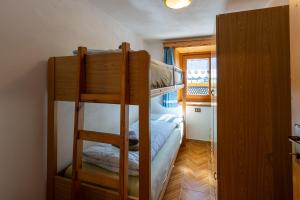 a room with two bunk beds and a window at Bait Di Farina - Trepalle in Livigno