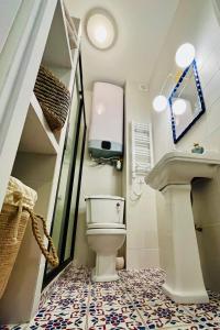 ein Badezimmer mit Toilette und Waschbecken in der Unterkunft CHEZ TAMARA in Nizza + 6 Fotos