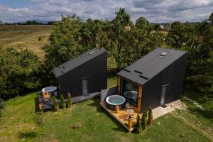 an overhead view of a black tiny house at Campolongo Tiny Chalet in Câmpulung
