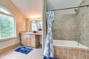 un bagno con doccia, vasca e lavandino di Bellaire Cabin at Shanty Creek Near Schuss Mtn! a Bellaire Altre 28 foto