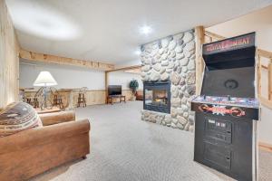 un soggiorno con camino e divano di Bellaire Cabin at Shanty Creek Near Schuss Mtn! a Bellaire