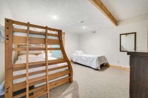 una camera con letto a castello e specchio di Bellaire Cabin at Shanty Creek Near Schuss Mtn! a Bellaire