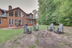tre sedie sedute in un cortile di fronte a una casa di Bellaire Cabin at Shanty Creek Near Schuss Mtn! a Bellaire