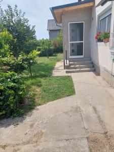 einen Gehweg, der zu einer Tür eines Hauses führt in der Unterkunft Jani vendégház in Balatonfüred