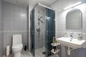 Koupelna v ubytování AirHome - Heart of City Center + 33 fotografií