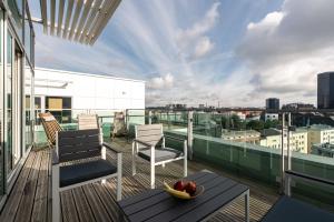 - un balcon avec des chaises et une corbeille de fruits sur une table dans l'établissement AirHome - Heart of City Center, à Tallinn