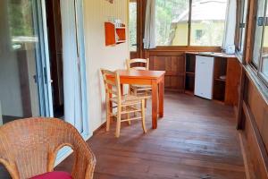 uma cozinha com mesa e cadeiras num quarto em Cabaña, separates Gästehaus mit Pool und Garten em Punta del Este