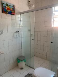 y baño con ducha y aseo. en Espaço Colaborativo Coexistir, en São Paulo