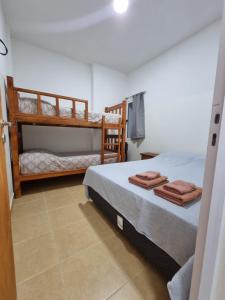 2 Betten in einem Zimmer mit 2 Etagenbetten in der Unterkunft Maipu Alquiler Por Dia in Río Gallegos