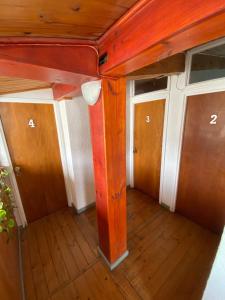 Cette chambre vide est dotée de parquet et d'un plafond en bois. dans l'établissement Hostal Boutique F, à El Quisco