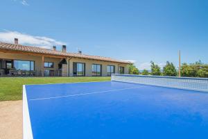 Tenis alebo squash v ubytovaní Villa de vacaciones con encanto El Serrat alebo jeho okolí