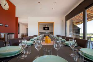 Reštaurácia alebo iné gastronomické zariadenie v ubytovaní Villa de vacaciones con encanto El Serrat