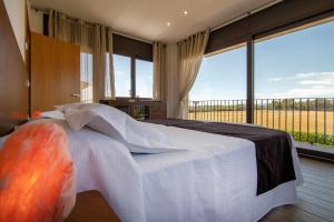 Posteľ alebo postele v izbe v ubytovaní Villa de vacaciones con encanto El Serrat + 37 fotografií