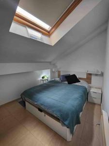 1 dormitorio con 1 cama grande en una habitación blanca en Apartamento recién reformado en Barajas Pueblo en Madrid