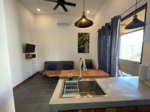 Μια τηλεόραση ή/και κέντρο ψυχαγωγίας στο 1Bedroom Apt wPool Walk to beach