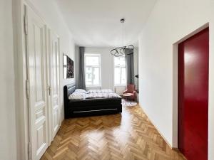 uma sala de estar com uma cama e um corredor em Iconic Suite_@O&R em Viena