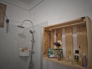 baño con ducha y armario de madera. en Mountain Home - Galyatető, en Galyatető