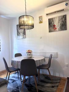 Posezení v ubytování Apartment Sweet Dreams-close to ZOO,Dinamo stadium and the city center