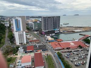 una vista aérea de una ciudad con edificios y agua en LILO Staycation JQ, en Kota Kinabalu