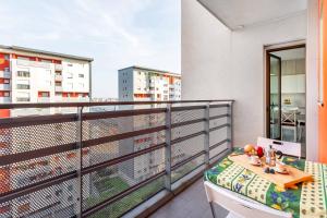 Un balcón con una mesa con fruta. en Sarca 11th Floor, en Milán