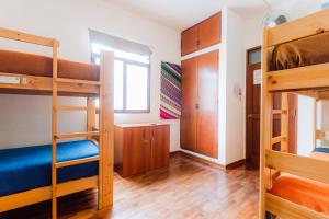 een kamer met 3 stapelbedden en een hal bij Dragonfly Hostels Miraflores in Lima