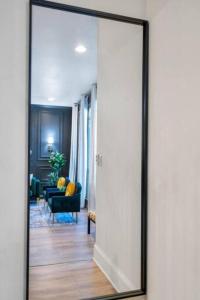 un miroir dans un couloir avec un salon dans l'établissement Stylish & Romantic Home, Long-term friendly, King, à Bâton-Rouge